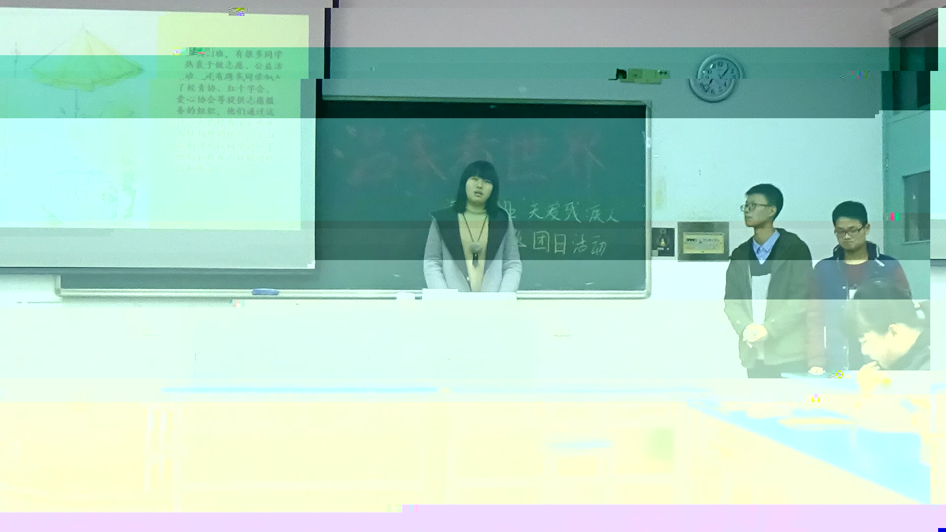 趙明宇同學在講述為殘障人士提供志願服務的經曆